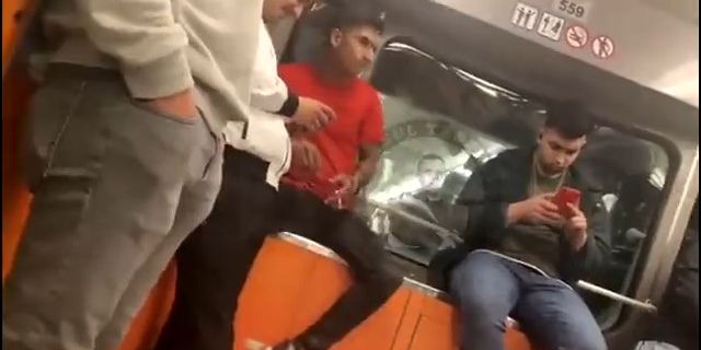 İstanbul'da metroda 'yok artık' dedirten görüntüler! Yolcularla alay edip sigara içtiler