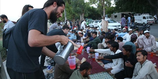 Pakistan'daki Türk vatandaşlardan iftar tertibi