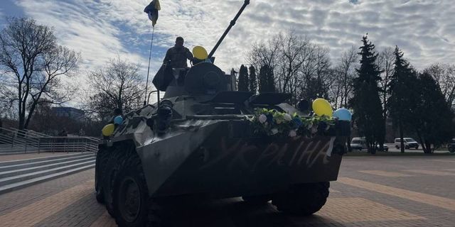 Rus tankını elle geçirip gelin arabası yaptılar!