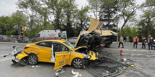 Minibüs taksinin üzerine devrildi: 7 yaralı
