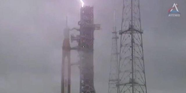 NASA'nın Mega Roket Fırlatma kulesine yıldırım düştü