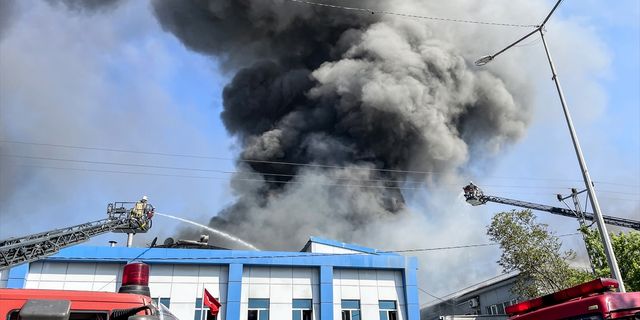 Arnavutköy'de bir plastik fabrikasında yangın