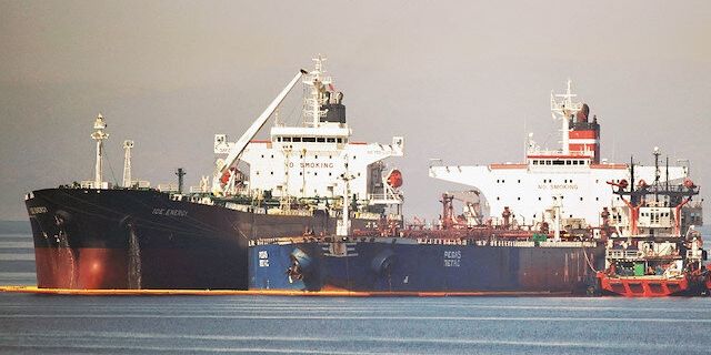 İran Basra Körfezi'nde müdahale ettiği Yunan tankerindeki petrole el koydu