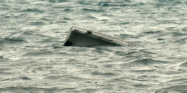 Tekne battı, 44 göçmen öldü