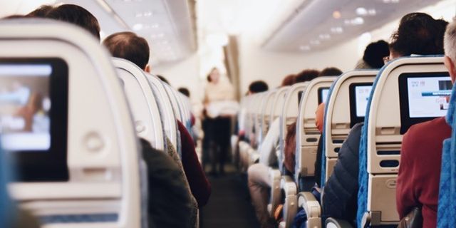Avrupa'da uçak seyahatlerinde maske zorunluluğu kalkıyor