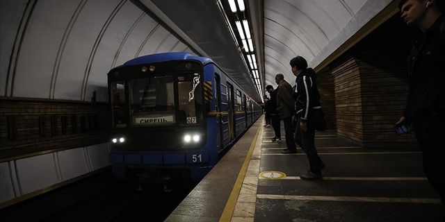 Ukrayna Kiev'de metrolar yeniden faaliyete geçti