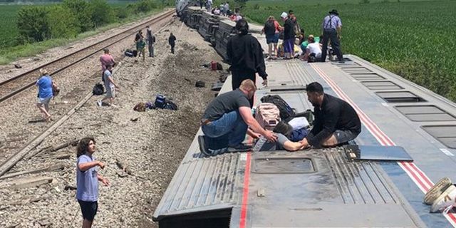 ABD'de korkunç kaza: 243 yolculu tren raydan çıktı!