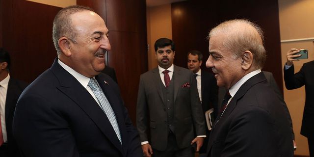 Mevlüt Çavuşoğlu, Pakistan Başbakanı Şahbaz Şerif ile görüştü