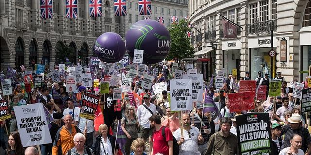 İngiltere'de binlerce kişi enflasyona karşı yürüdü