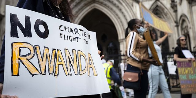 İngiltere'den ırkçı karar: Göçmenler sınır dışı edilecek