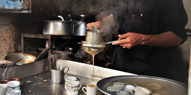 Dünyanın en çok çay ithal eden ülkesi Pakistan'da 'birkaç bardak az çay için' çağrısı