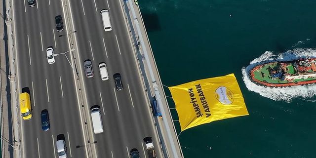 Vakıfbank bayrakları İstanbul köprülerine asıldı