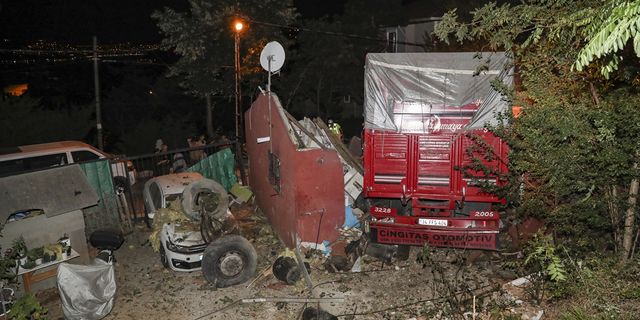 Sarıyer’de kamyon gecekondunun üzerine düştü, 4 kişi yaralandı