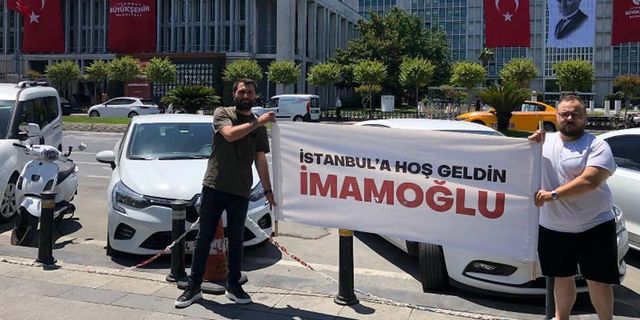 Tatilden dönen İmamoğlu'nu 'İstanbul'a hoş geldin İmamoğlu' pankartıyla karşıladılar