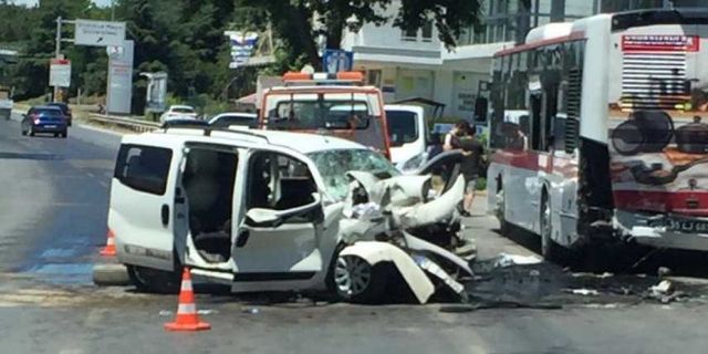 Samsun'da otobüse arkadan çarpan araçtaki 2 kişi hayatını kaybetti