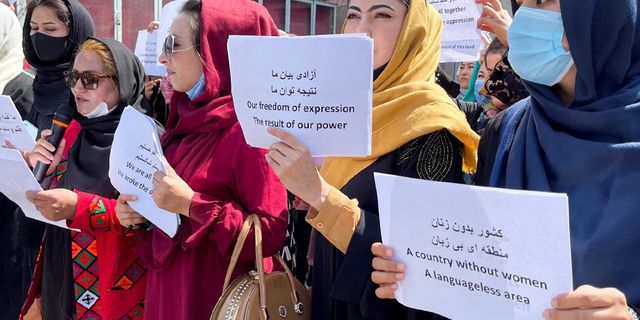 Taliban'ın üniversite yasağı getirdiği kadınlara İran'dan davet