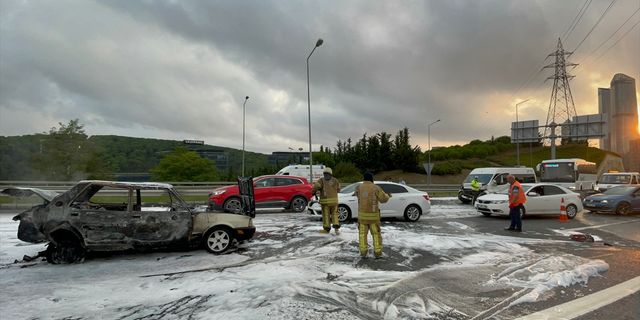 TEM Otoyolunda kaza yapan otomobil yandı