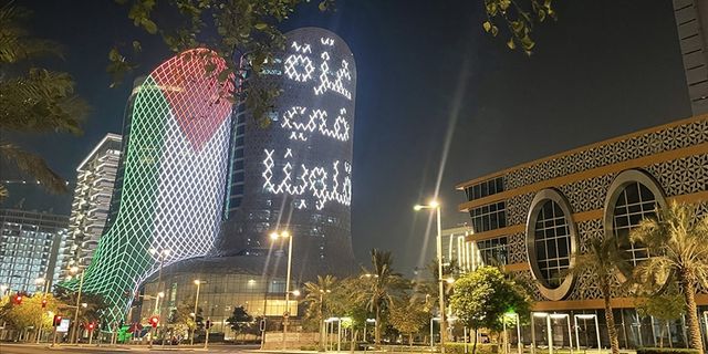 Doha'daki Al Jaber kuleleri, Filistin bayraklarıyla aydınlatıldı