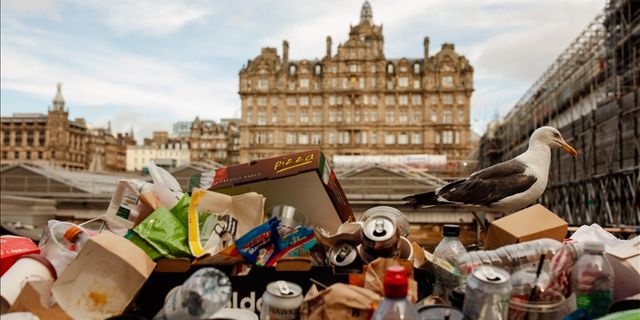 İskoçya'da grev nedeniyle çöp yığınları sokaklarda birikti