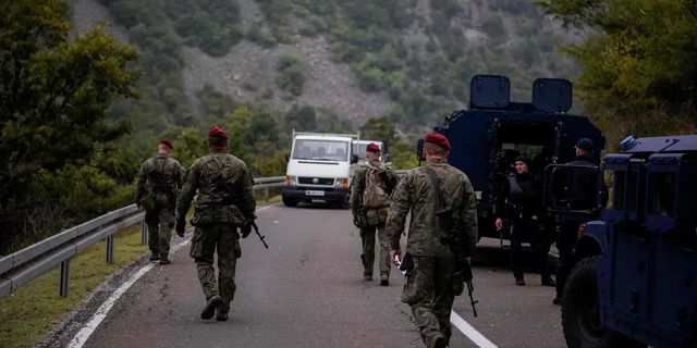 Kosova Hükümeti, Sırbistan ile gerginliğe neden olan kararı bir ay erteledi