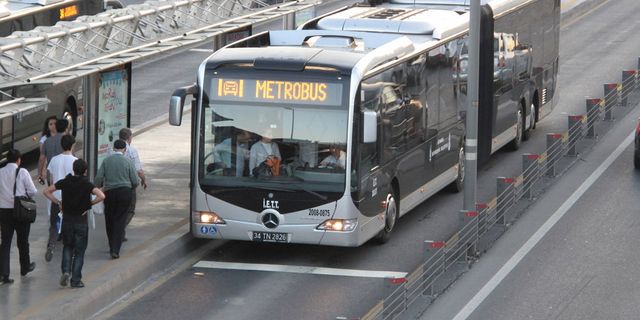 İBB'nin yeni metrobüsü arızalandı
