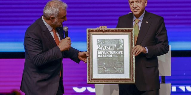 Başkan Erdoğan'a hediye edilen gazetenin manşeti: "Büyük Türkiye Kazandı"
