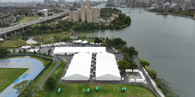 New York'ta göçmenler için yapılan acil durum çadırlarının inşası tamamlanıyor
