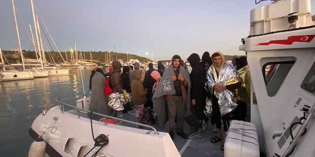 İzmir açıklarında 103 düzensiz göçmen yakalandı, 7 düzensiz göçmen kurtarıldı