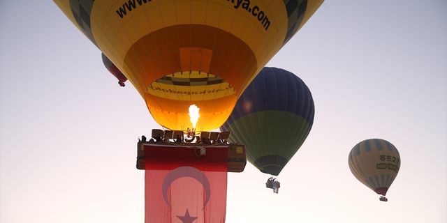 Kapadokya'da balonlar Türk Bayrakları ile havalandı