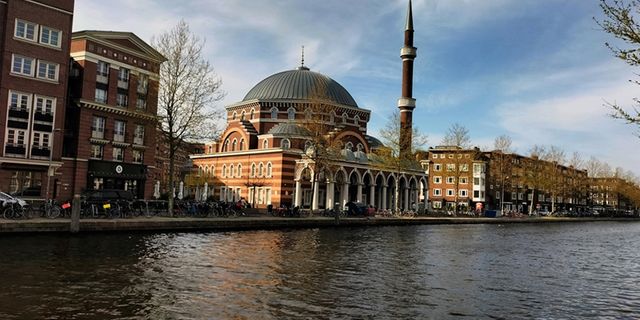Amsterdam'da camilere LGBT dayatması