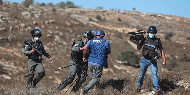 Barbarlığın da çok ötesinde bir zulüm! Siyonist İsrail bu ay Filistinli basın mensuplarına karşı 63 ihlal gerçekleştirdi