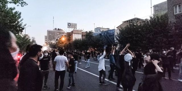 İran Devrim Muhafızları göstericileri uyardı: Sokağa çıkmayın