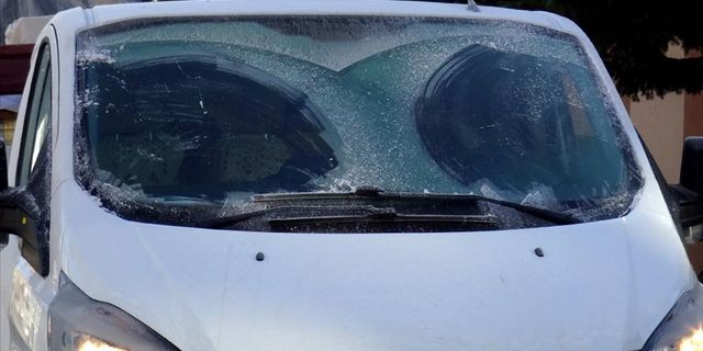 Kars'ta soğuk hava yüzünden araçların camları buz tuttu