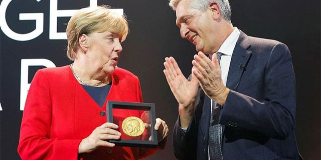 Mülteci ödülü alan Merkel'den Türkiye'ye övgü dolu sözler