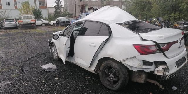 Samsun'da ağaca çarpan araçtaki karı koca hayatını kaybetti