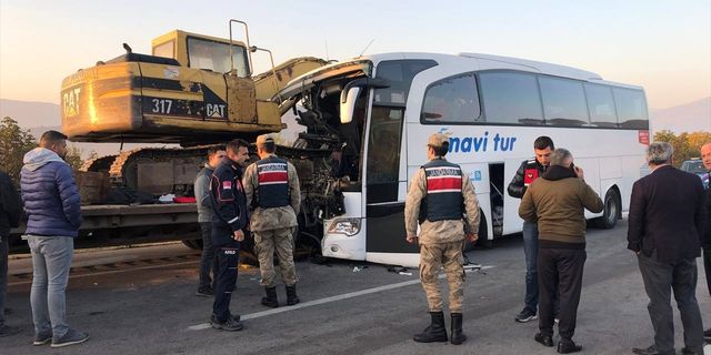 Amasya'da feci kaza! Yolcu otobüsü ile tır çarpıştı