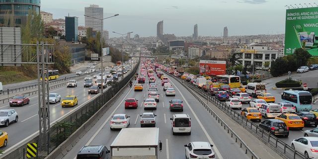İstanbul'da yağışın da etkisiyle trafik yoğunluğu arttı