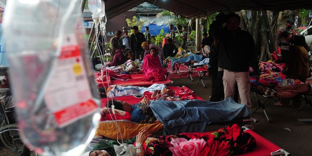 Endonezya'daki depremde hayatını kaybedenlerin sayısı 310'a yükseldi