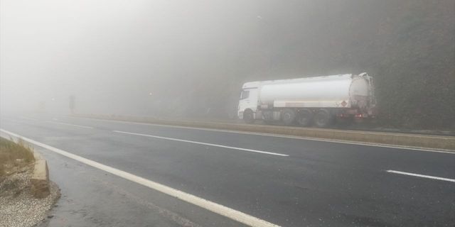 Bolu Dağı'nda sis ve sağanak etkili oluyor