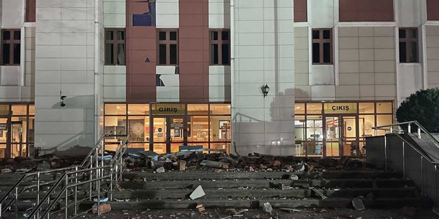 Depremin ardından Düzce Adliyesi hasar gördü