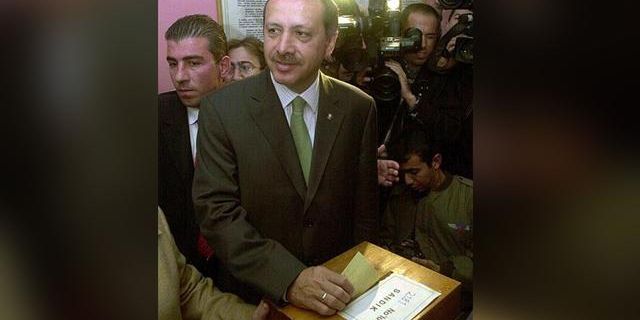 Cumhurbaşkanı Erdoğan'ın sosyal medya hesabından "3 Kasım 2002" paylaşımı