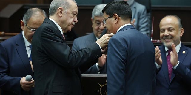 Nazilli Belediye Başkanı Kürşat Engin Özcan'a rozetini Erdoğan taktı