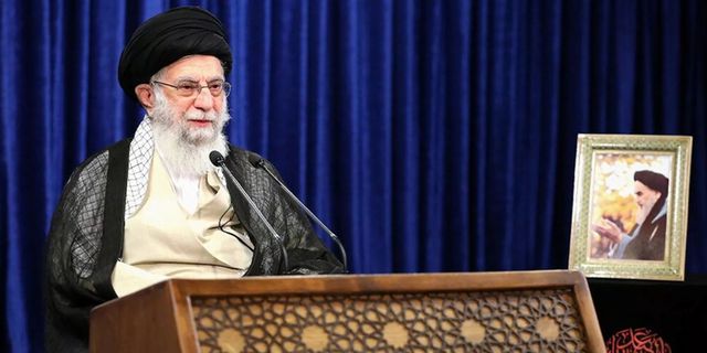 İran lideri Hamaney'den başörtüsü yorumu: Dinsizlikle suçlanmamalı