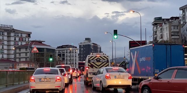 İstanbul'da yağış trafiği kilitledi