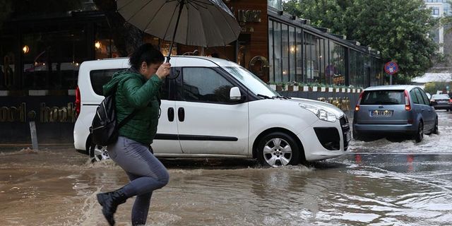 Sağanak yağış İzmir'de hayatı olumsuz etkiledi