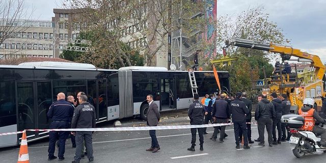 Kadköy'de metrobüs belediyenin bahçe duvarına çarparak durdu