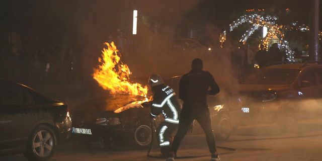 Kayseri'de park halindeki otomobil alev aldı