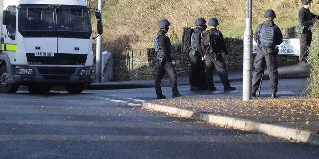 Kuzey İrlanda'da polis aracına bombalı saldırı