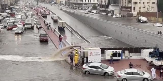 Suudi Arabistan'da aşırı yağış nedeniyle 2 kişi hayatını kaybetti