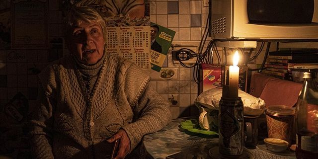 Ukrayna'da elektrik kesintilerinin sürdüğü bölgelerde halk mumla aydınlanıyor